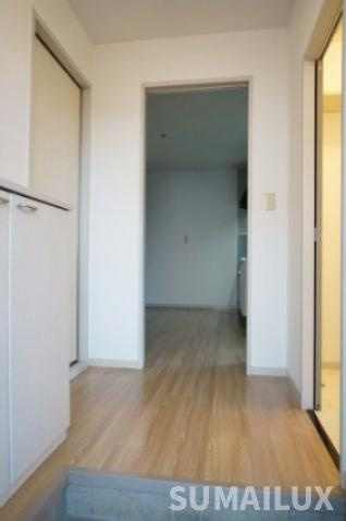 熊本市東区戸島西１丁目のアパートの玄関