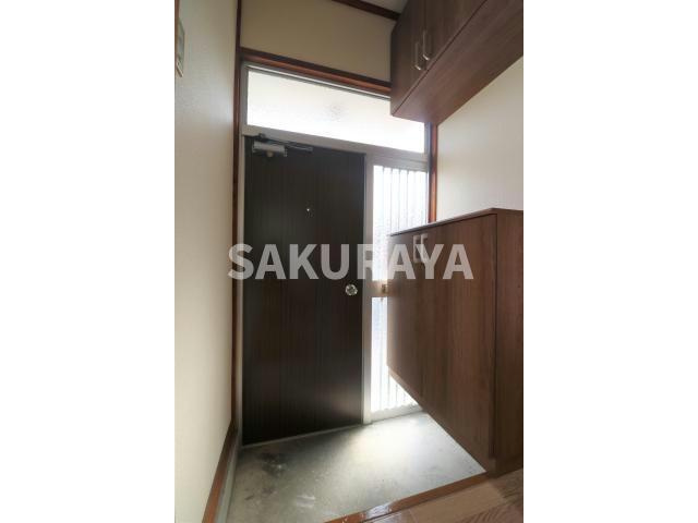 根岸方貸家Aの玄関|現況と異なる場合がございます。