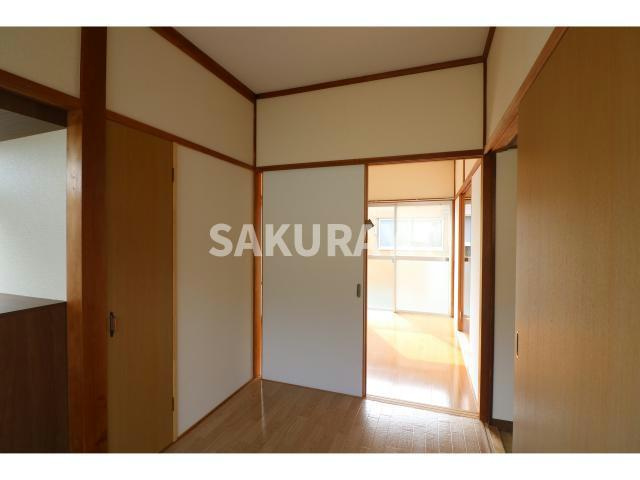 根岸方貸家Aの玄関|現況と異なる場合がございます。