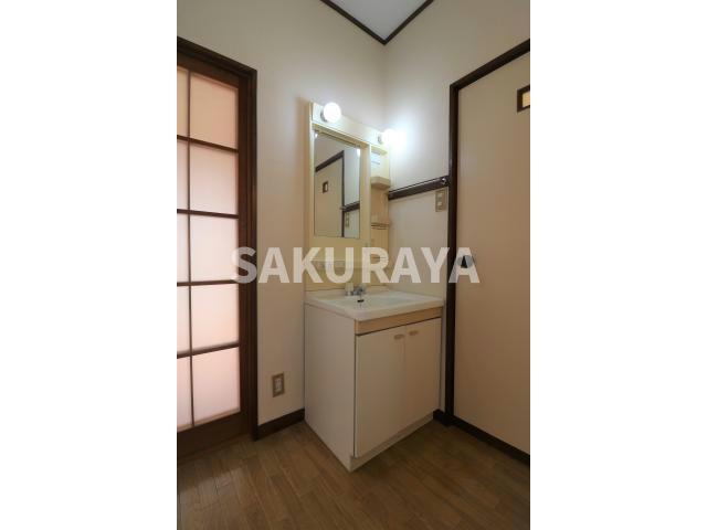 根岸方貸家Aの独立洗面台|現況と異なる場合がございます。