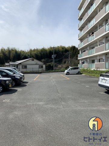 シャルネドマンションの駐車場