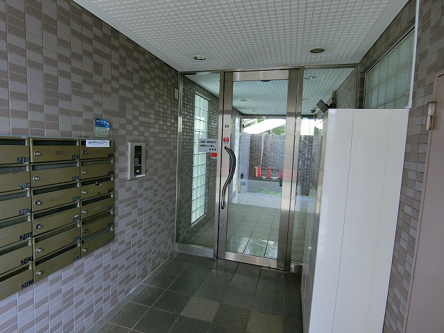 昭島コートエレガンスB棟のエントランス