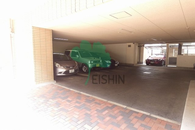 コートハウス槇の駐車場