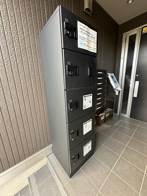 【その他共用部分】 | ベル・ルワン | 共用エントランスには宅配BOXがあるので荷物の受け取りもスムーズに♪再配達の手間がかからないのが魅力♪