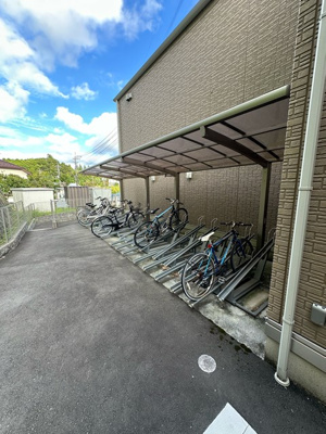 【その他共用部分】 | ベル・ルワン | 屋根付きの駐輪場で雨が降っても大切な自転車が濡れなくてすみますね♪荷物が重いときに自転車があれば助かりますね！