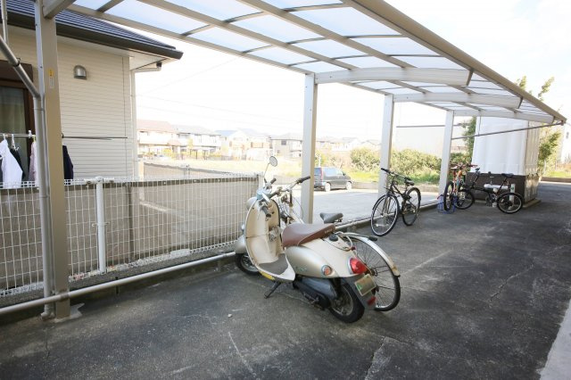 ハイツリバーサイドの駐車場