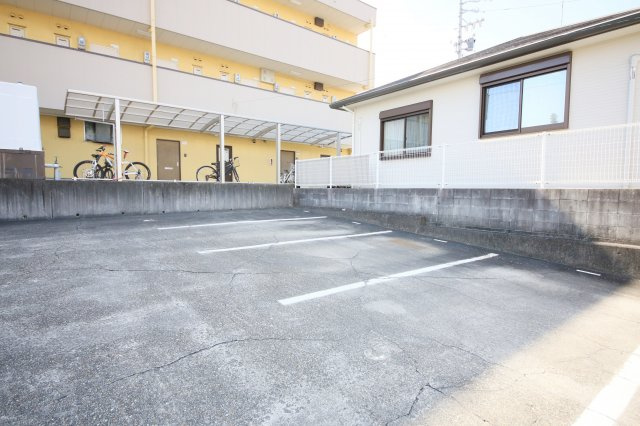 ハイツリバーサイドの駐車場