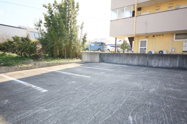 ハイツリバーサイドの駐車場