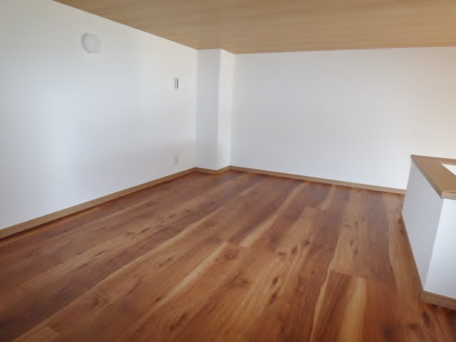 【内装】 | グランコムメゾン上野中 | コンセントはこの写真で左奥に２つ、右手前に２つあります。　※掲載画像は同タイプの別室内画像のためイメージとしてご参照ください。