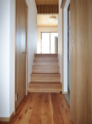 【玄関】 | グランコムメゾン上野中 | 居室とは階段で区切られていて、水回りは階段下に配置！　※掲載画像は同タイプの別室内画像のためイメージとしてご参照ください。