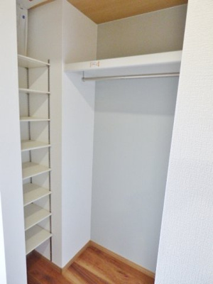 【収納】 | グランコムメゾン上野中 | 玄関横に収納があるので、コートなどかけておけますね♪　※掲載画像は同タイプの別室内画像のためイメージとしてご参照ください。