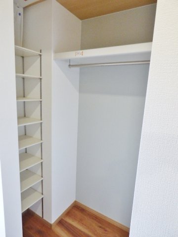【収納】 | グランコムメゾン上野中 | 玄関横に収納があるので、コートなどかけておけますね♪　※掲載画像は同タイプの別室内画像のためイメージとしてご参照ください。