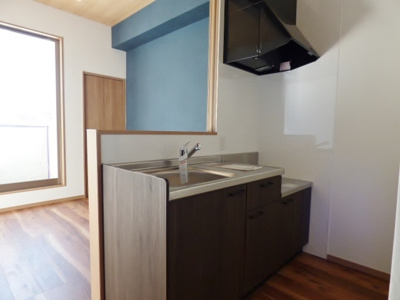 【キッチン】 | グランコムメゾン上野中 | キッチンは対面タイプ。シングルレバー水栓で水も出しやすい♪　※掲載画像は同タイプの別室内画像のためイメージとしてご参照ください。