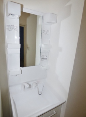 【洗面所】 | グランコムメゾン上野中 | シャワー付洗面台があり、洗髪だけしたいときに便利！　※掲載画像は同タイプの別室内画像のためイメージとしてご参照ください。