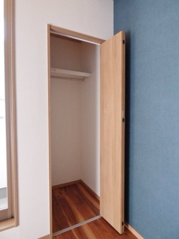 【収納】 | グランコムメゾン上野中 | 使いやすい片折戸のクロゼット。丈のある服もかけられます◎　※掲載画像は同タイプの別室内画像のためイメージとしてご参照ください。