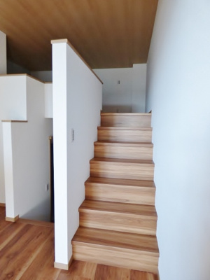 【内装】 | グランコムメゾン上野中 | ロフトは階段で登れるので荷物を持って上がりやすいです！　※掲載画像は同タイプの別室内画像のためイメージとしてご参照ください。