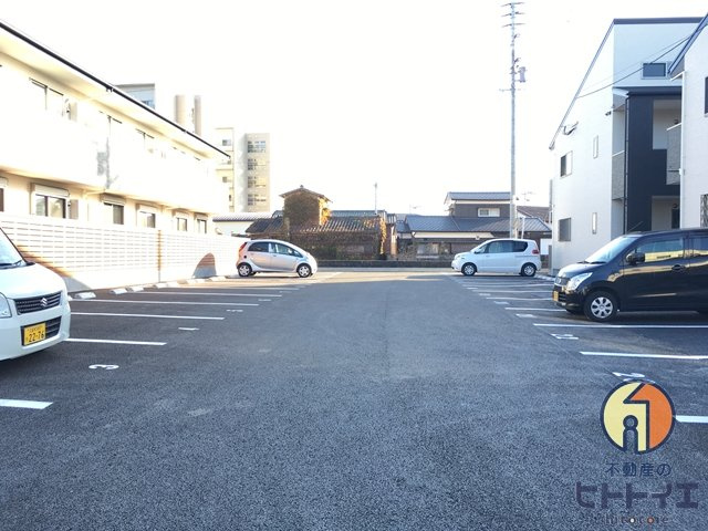 ビオス広川C棟の駐車場