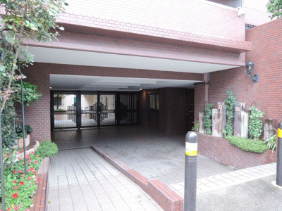【エントランス】 | リーベスト山手 | 横浜市営地下鉄ブルーライン「阪東橋」駅徒歩14分、京急本線「黄金町」駅徒歩19分の好立地。
日勤管理なのでエントランスもきれいです。