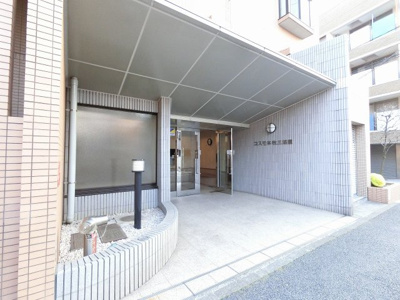 【エントランス】 | コスモ本牧三溪園 | JR・私鉄各線「横浜」駅バス39分、JR横須賀線「保土ヶ谷」駅バス50分
JR根岸線「石川町」駅バス17分「本牧大里町」バス停徒歩1分。