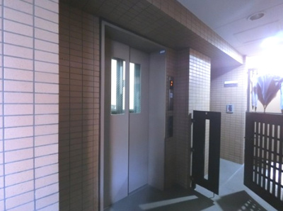 【その他共用部分】 | コスモ本牧三溪園 | お買い物時やベビーカーの出し入れに便利なエレベーター付。
