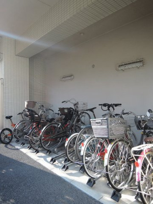 【その他共用部分】 | レヴィール川崎 | 駐輪場です。
屋根があるので雨が降っても安心です。