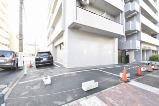 【駐車場】 | 平置き駐車場です。
お車をお持ちの方でも安心です。