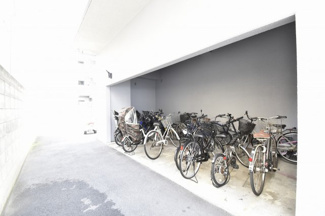 【その他共用部分】 | 駐輪場です。
屋根があるので雨が降っても安心です。