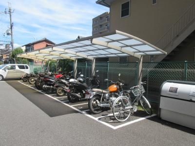 グランレブリー太秦天神川の駐車場|駐輪場