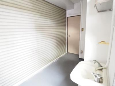 【ロビー】 | プラス1USHIO | シャッターがあるので安心です