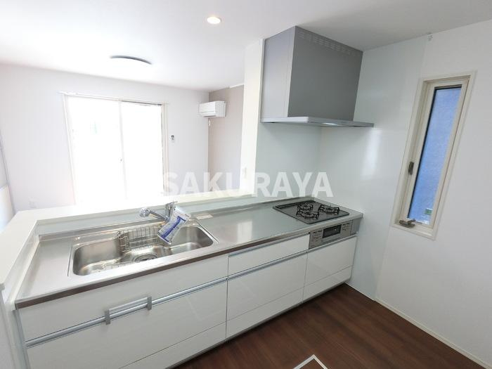 アクセル イーストのキッチン|広めのシステムキッチンです。