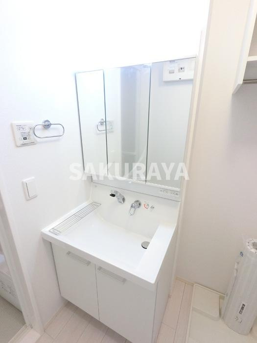 アクセル イーストの洗面所|シャワーヘッド付き三面鏡洗面台です