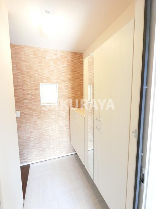 アクセル イーストの玄関|広めのＢoxは収納力ばっちり。トールタイプのミラーついてます。