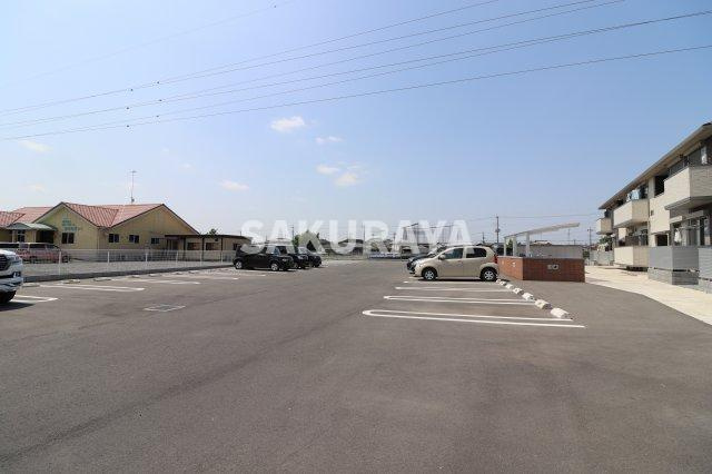 アクセル イーストの駐車場