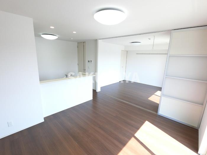 アクセル イーストの居間・リビング|ライトスルースクリーンで光を透しながらほどよく遮ります。