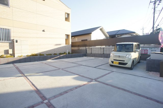 ロイヤル　パピヨンの駐車場|★広々駐車スペース★