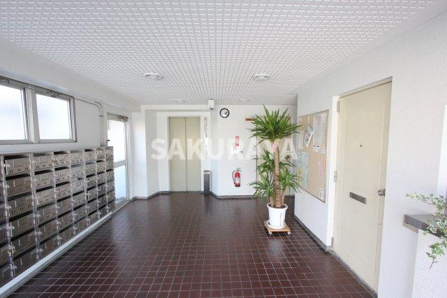 ホワイトハイツ鹿島台のエントランス