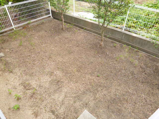 ニューコーポ小松Ａのバルコニー|専用庭