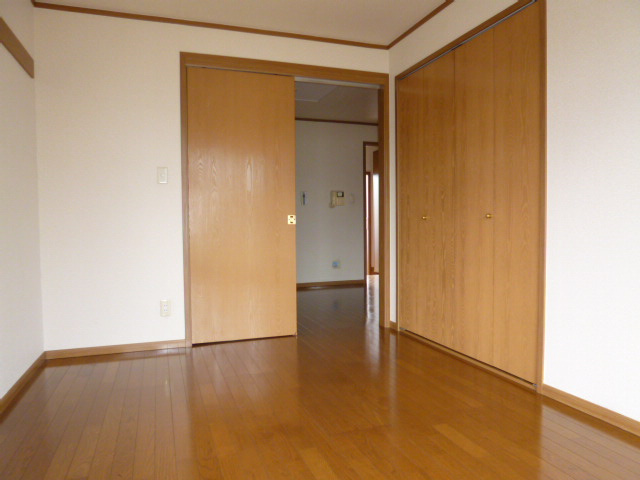 ニューコーポ小松Ａの居間・リビング|洋室