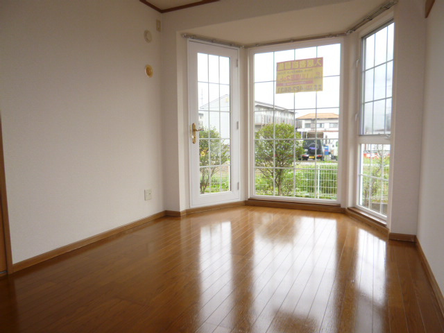 ニューコーポ小松Ａの居間・リビング|洋室