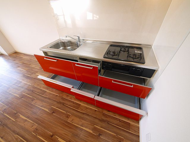 東亜シティプラザのキッチン|3口コンロ付きのシステムキッチンです。