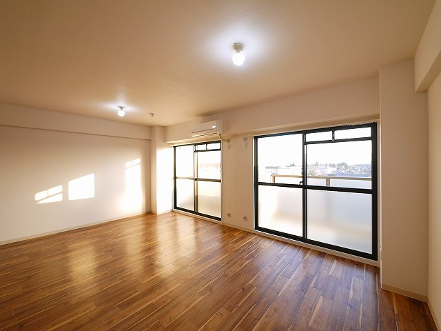 東亜シティプラザの居間・リビング|こちらのリビングで趣味の時間をお楽しみください