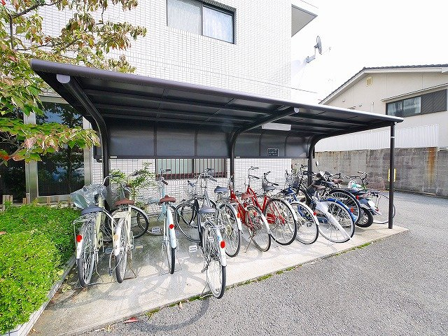 東亜シティプラザのその他共用部分|ゆったりとした駐輪スペース。