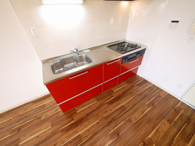 東亜シティプラザのキッチン|3口コンロ付きのシステムキッチンです。