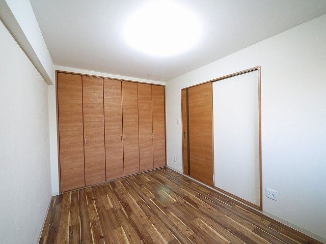 東亜シティプラザの寝室|広々とした洋室です