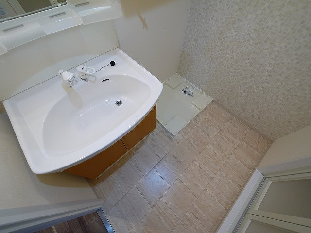 東亜シティプラザの洗面所|明るい洗面所です