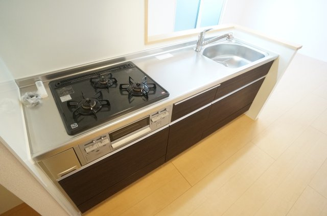 エルカミーノレアルのキッチン|ガスコンロ３口&グリル付きです★
参考、同建物・類似間取りの号室