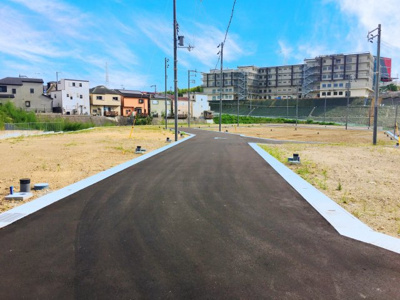 【前面道路含む現地写真】 | Center MARKS 和泉中央　 | 分譲地内の道路は6ｍの幅員があり、スッキリとしています。