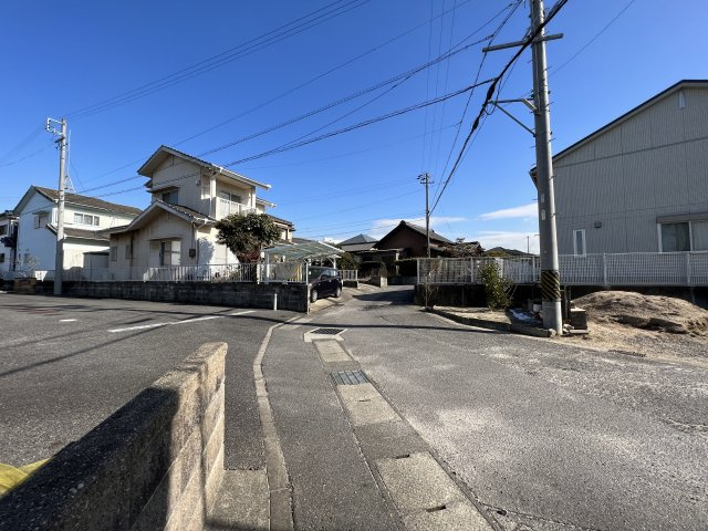 カーミー・芳川Aの周辺