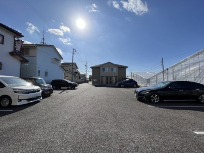 カーミー・芳川Aの駐車場
