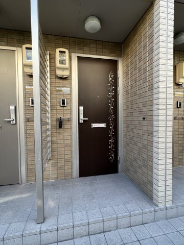 カーミー・芳川Aの玄関